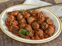 Albondigas (Meatballs in Garlic-Tomato Sauce)